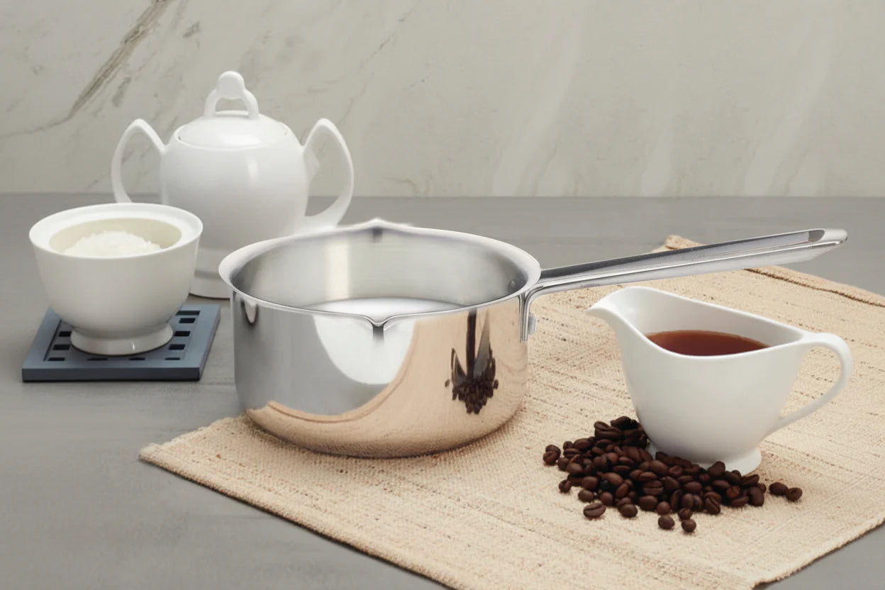 Cacerola para leche con pico Cuisinox de 26 oz